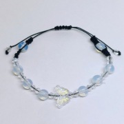 Bransoletka ręcznie robiona z motylem i opalem