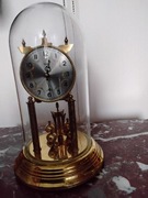 Stary sprawny zegar roczniak. 