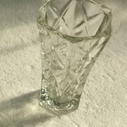 wazonik  szklany piekny wyrób  odcień zieleni 