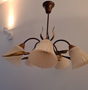 Żyrandol pięcioramienny ze szklanymi kloszami czasy PRL