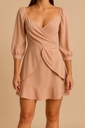 Sukienka Boohoo Night z falbaną i kopertowym dekoltem – pudrowy róż, EU 42