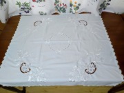 Ręcznie haftowany obrusik z koronką 87x85