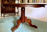 Stół antyk ozdobny, z falbanką, na jednej nodze.