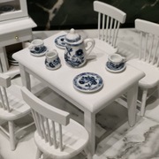 Stół z krzesłami i zestaw ceramiczny do herbaty dla lalek  1:12