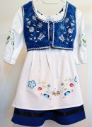 Dziewczęcy kaszubski strój w kolorze niebieskim