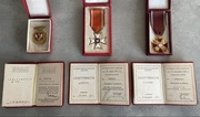 Zestaw medali PRL po jednej osobie z wczesnymi legitymacjami w pudełkach