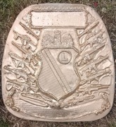 Płaskorzeźba klubu Legia z bronią 