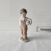 Figurka porcelanowa „Chłopiec z piłką” Nao by Lladro, Daisa 1988