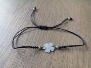 Regulowana bransoletka. Czarny sznurek. Srebrna czterolistna koniczyna