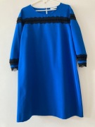 Niebieska sukienka z elementami czarnei koronki r. 44