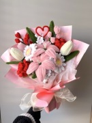 Bukiet różowych, czerwonych, białych wiecznych kwiatów na prezent