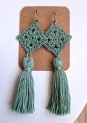 Kolczyki z chwostami wykonane na szydełku 