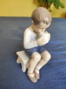 Figurka Bing Grondahl chłopiec pijący mleko