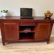 Elegancka drewniana komoda pod Telewizor DREXEL