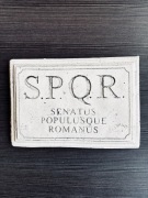 Tabliczka SPQR – pamiątka z Rzymu – dekoracja