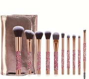 Zestaw 10 pędzli do makijażu.