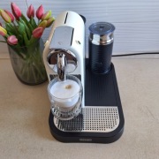 DeLonghi ekspres do kawy na kapsułki Nespresso  z Aeroccino