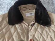 Beżowa kurtka pikowana z futerkowym  kołnierzem odpinanym