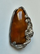 Duża broszka z bursztynem