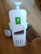 Wielofunkcyjna krajalnica do warzyw typu mandolina.