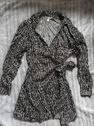 Sukienka z motywem zebry H&M wiązana w talii