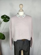 Jasnoróżowy sweterek dziewczęcy z długim rękawem z białym kołnierzykiem 