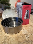 Blaszane pojemniki z plastykowymi pokrywkami 