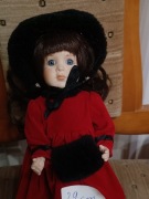 Kolekcjonerska  Lalka porcelanowa 27cm.siedzaca w super stanie