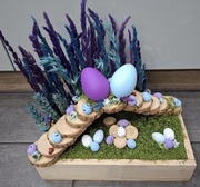 Stroik wielkanocny w skrzyni drewnianej jajeczka suszki kwiatów traw mech