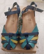 Nietypowe sandałki w odcieniu turkusu.