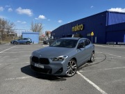 BMW X2 M35i xDrive z 2022 roku w pięknym szarym kolorze.