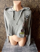 szara bluza z naszywkami
