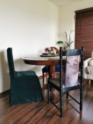 Czarne krzesła drewniane z aksamitnymi pokrowcami 