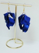 Kolczyki granatowe, płatki kwiatów, lekkie.