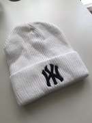 Nowa biała zimowa czapka 