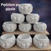 Gipsowa osłonka z króliczkami. Wielkanoc
