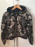 Lekka kurtka Bershka krótka, modna, rozm. S moro ideał