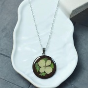 Drewniany naszyjnik handmade z prawdziwym kwiatem hortensji 