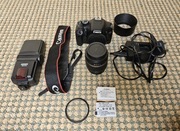 Canon EOS 550D obiektyw 18-55mm lampa błyskowa plecak zestaw