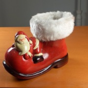 Ceramiczny bucik z Świętym Mikołajem - dekoracja świąteczna z lat 80-tych.