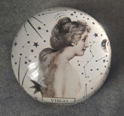 Stary, szklany przycisk do papieru.