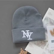 szara, dzianinowa czapka typu beanie z białym logo "NY"