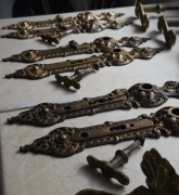 Zestaw XVIII w. mosiądz 3 x szyld 33cm 1,7kg/kpl + różne dodatki akcesoria 