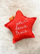 Lniana poduszka GWIAZDKA w kolorze czerwonym