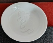 Mały talerzyk porcelanowy z motywem dekoracyjnym.