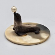 Figurka foka z rogu z kulką na podstawce vintage 9x7 cm