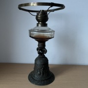 stara polska lampa naftowa dzwon zdobiona sceny żłobienia W. P. Warszawa