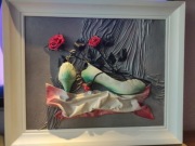 Obraz skórzany w ramie białej.