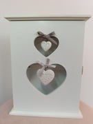 Biała drewniana szafka na klucze w stylu shabby chic z motywem serc