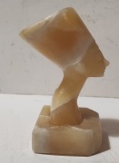 Figurka, popiersie Nefretete z alabastru